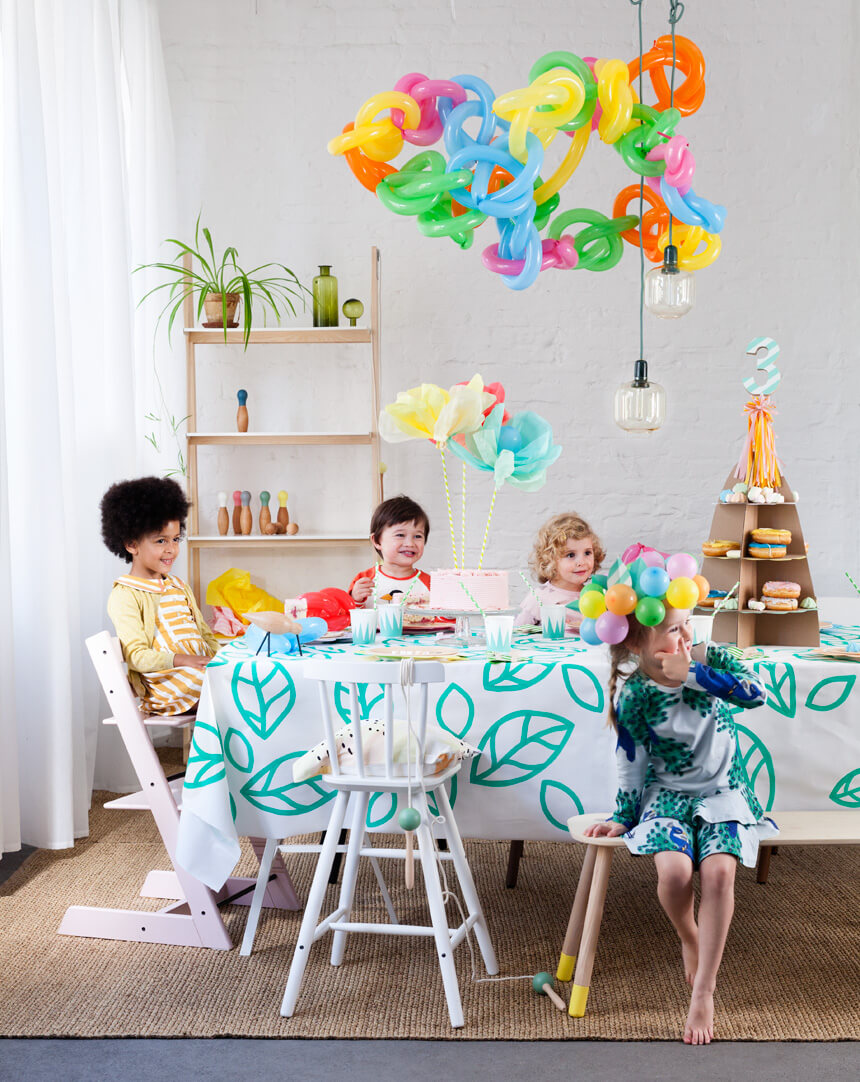 Flower Pops Partytisch: Deko für Kindergeburtstag selbst basteln